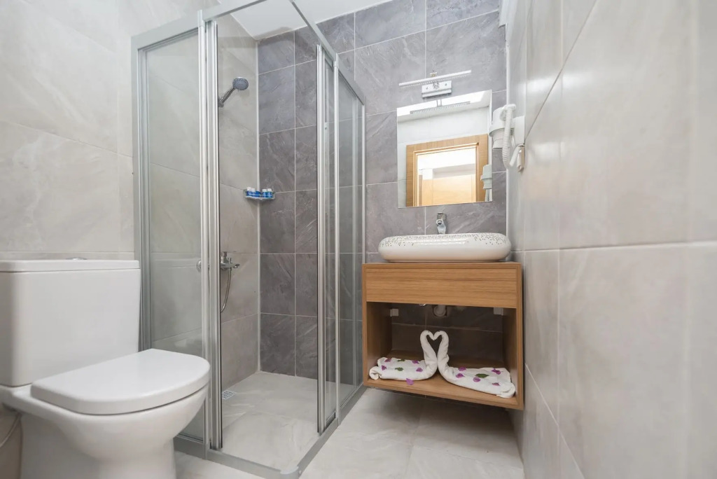 Amore Hotel Teki̇rova