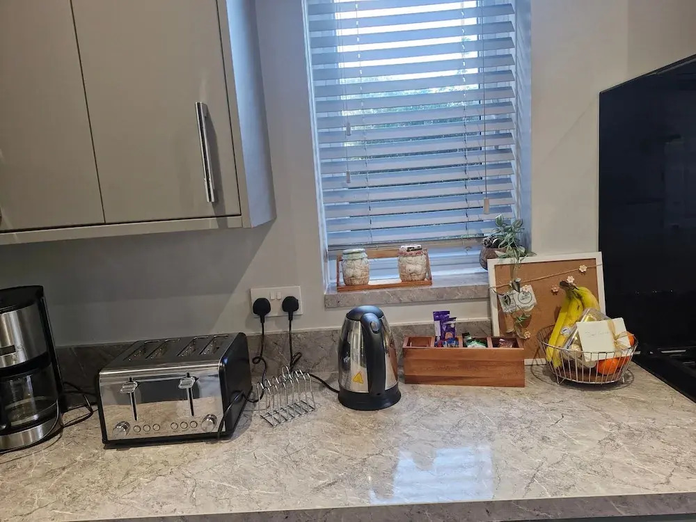 3 bed House, Sleeps 5, Near Airport and Town, Outside Parking Free