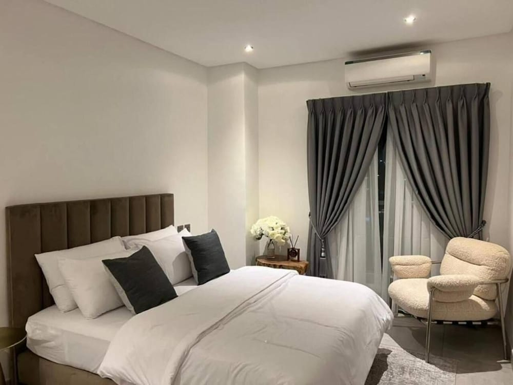Fantastic Luxury Gem-5star Location, Pool, Gym