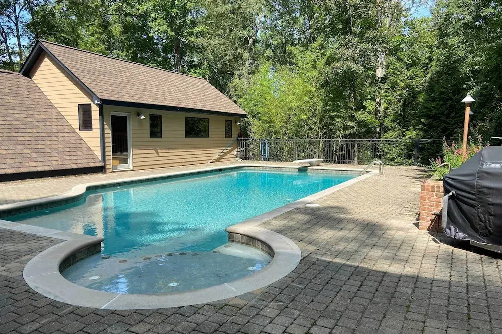 Relax Poolside! Family Getaway in Nashville Area