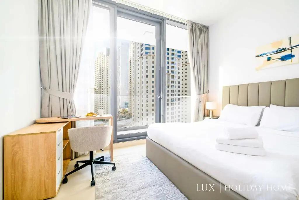 LUX Contemporary Suite with Full Marina View 6