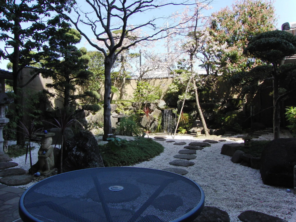 Ryokan Asukasou at the entrancne of Nara park