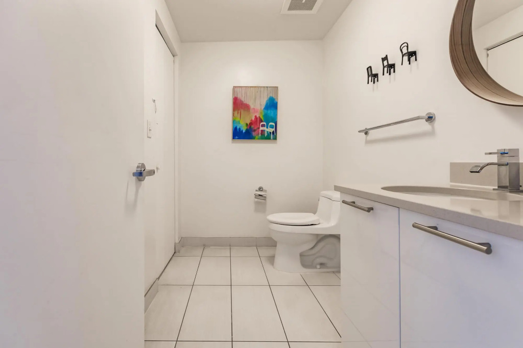 Hang Ten- Large Townhome, lux amenities, parking