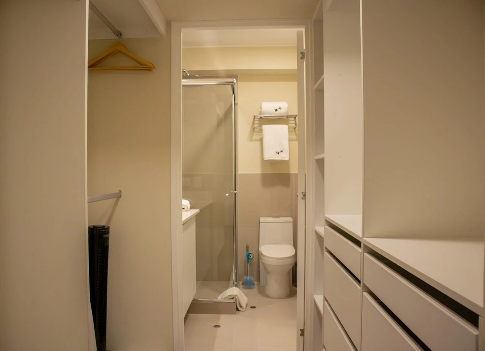 w Striking 1BR w Perfect Balcony Near Kennedy Park