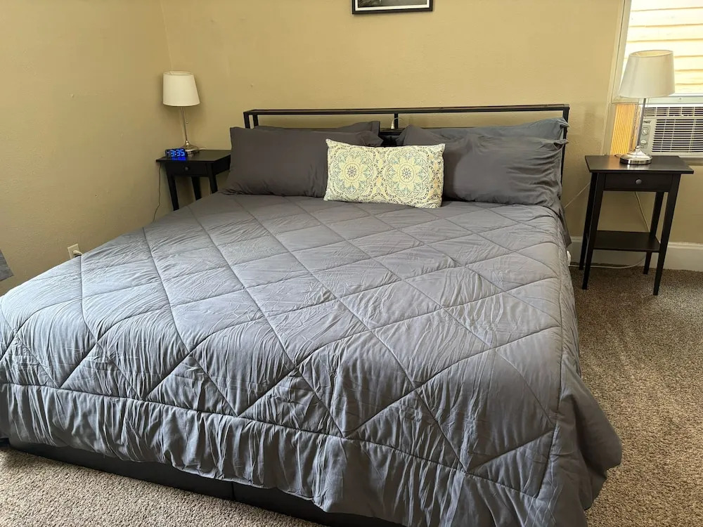 Windsor Park Pad apt 2 min to Mass Ave With AC