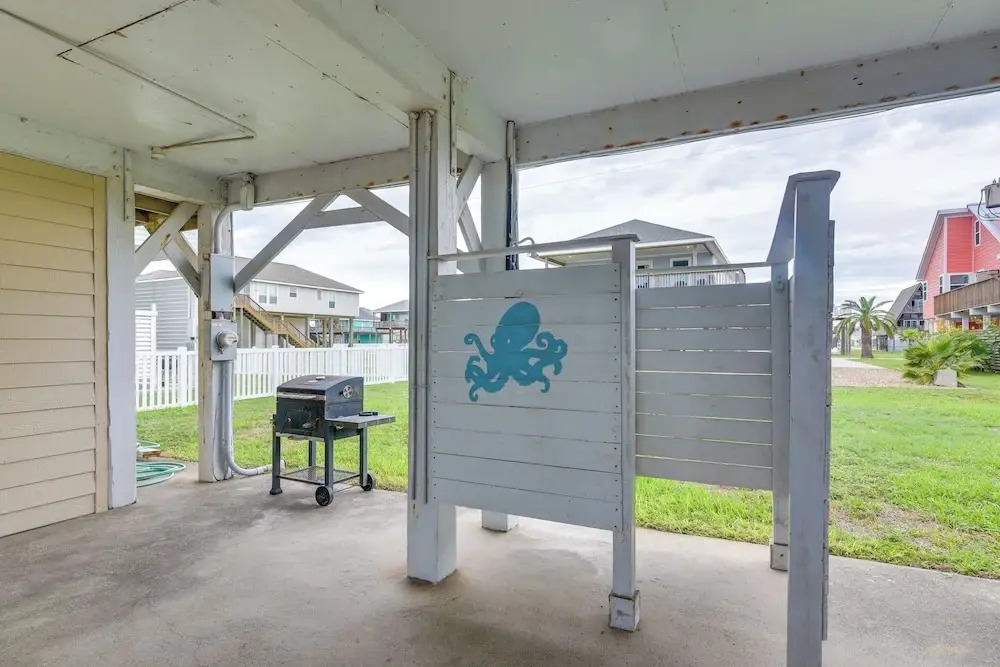 Pet-friendly Condo w/ Seasonal Pool in Galveston!