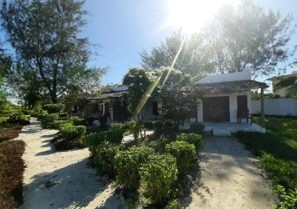 Jaribu Beach Hotel