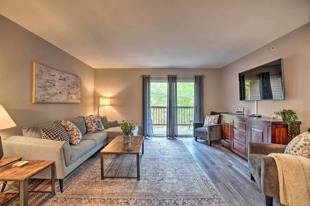 Modern Condo w/ Deck ~ 7 Mi To Branson Landing!