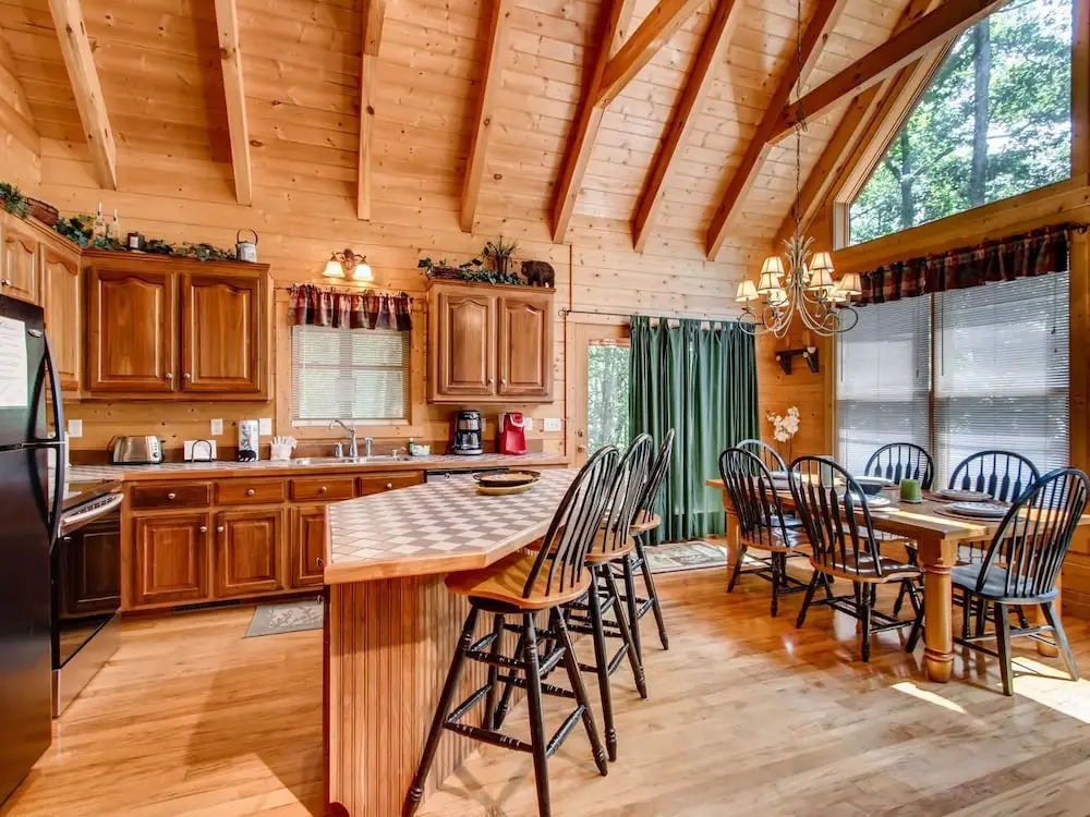 Tomahawk Lodge 3 Bedroom Cabin by RedAwning