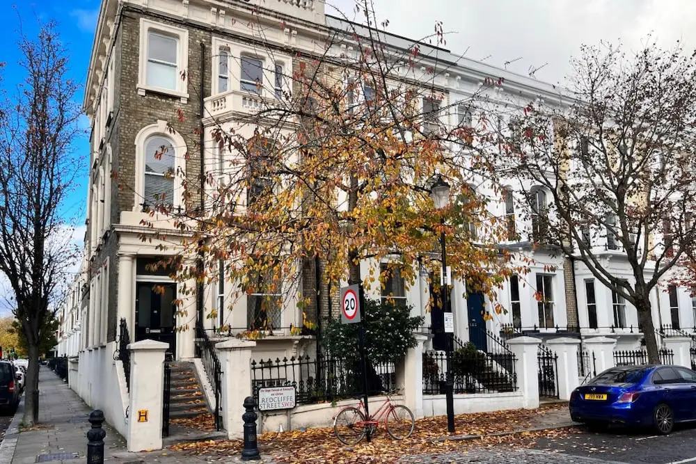 The Earl s Court Space - Modern 2Bdr Flat with Terrace Parking