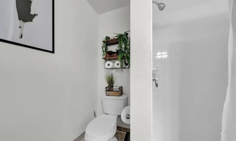 Modern 2BR 2BA Pool Gym Near Airport 8