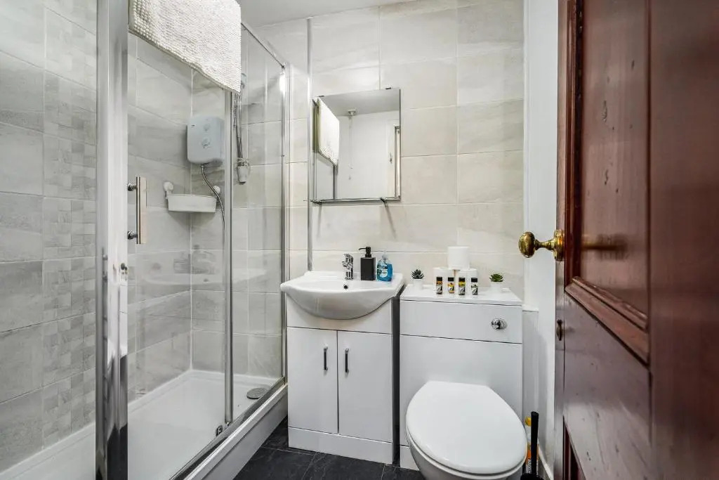 Caledonia Suite, Netflix, Free Parking
