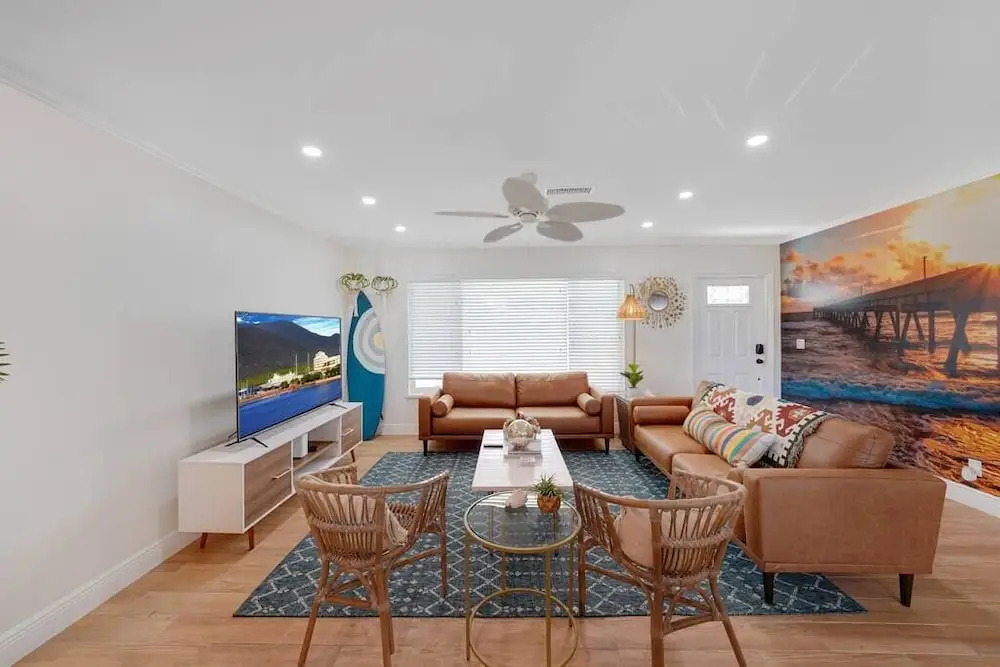 Mid-Century home near beach king bedbig backyard