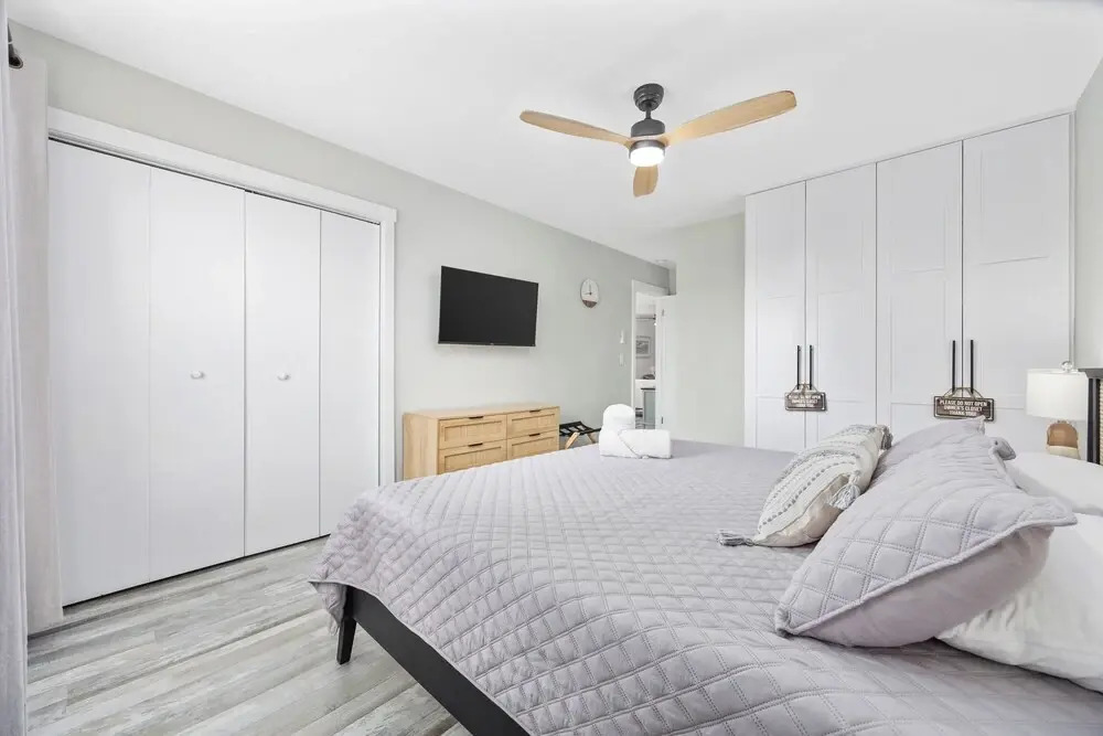 Walk to Crescent Beach: Updated Condo w/ Balcony