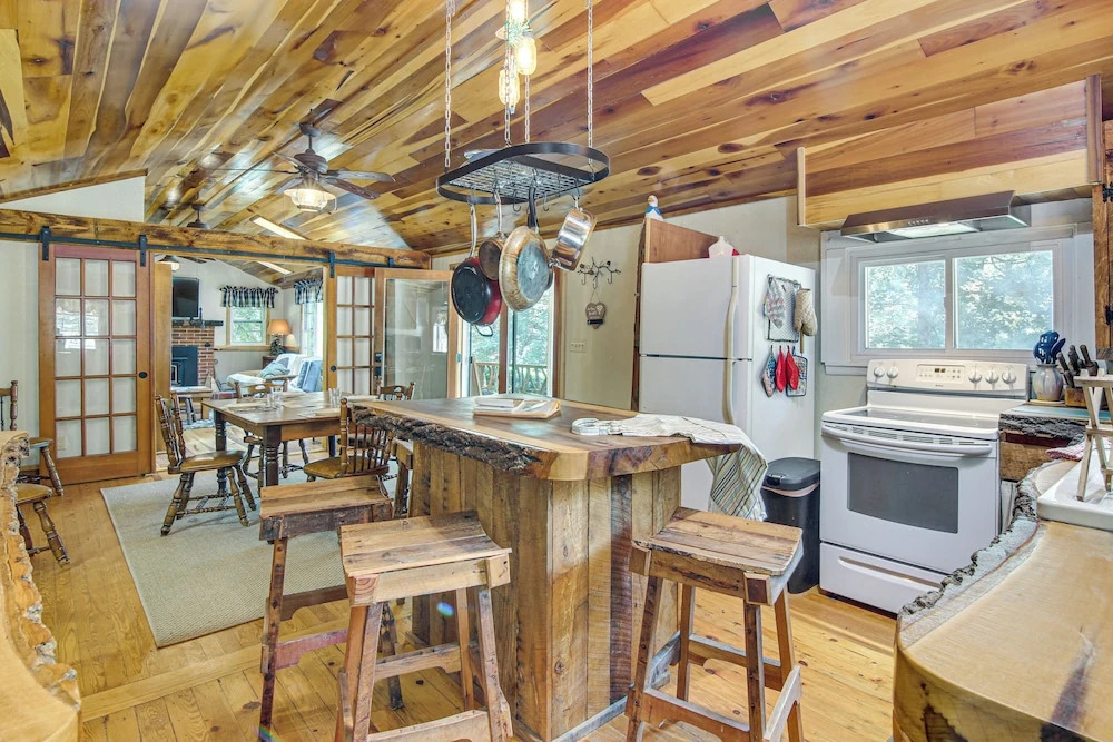 20-acre Cabin w/ Pond: 6 Mi to River Arts District