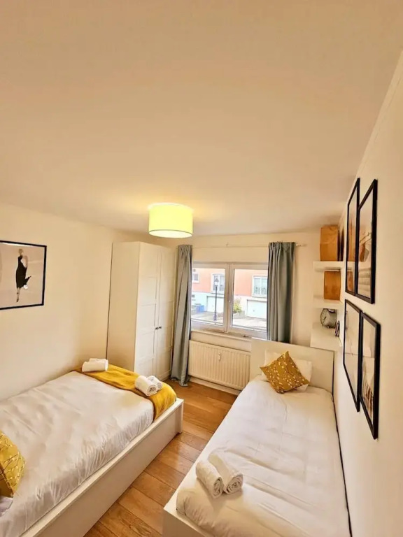 Bright 2 bedrooms flat w parking&balcont