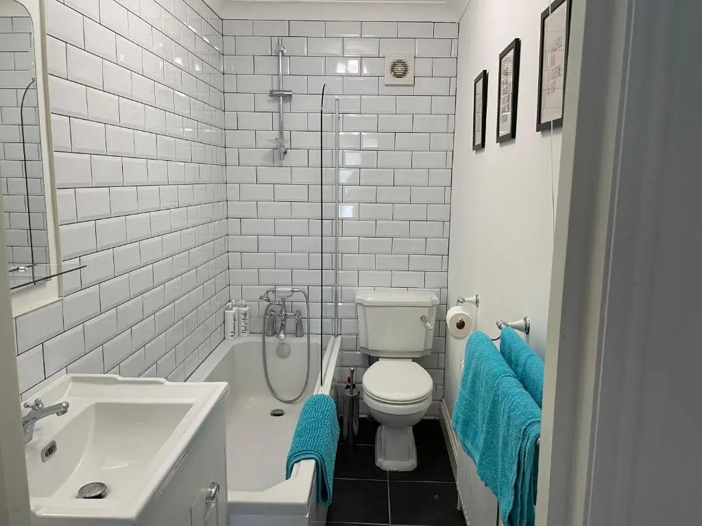 Light and airy 1 bedroom flat 700m from the Beach
