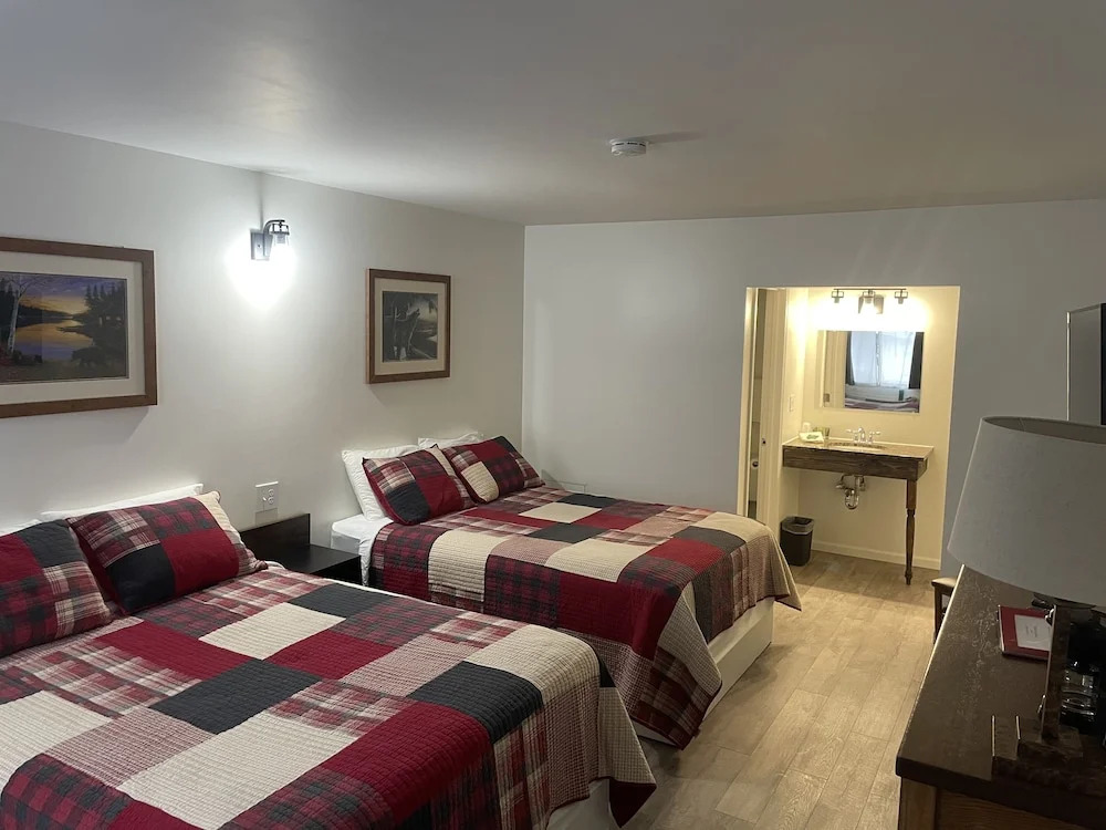 Trails INN Quadna Mountain Motel & RV Park