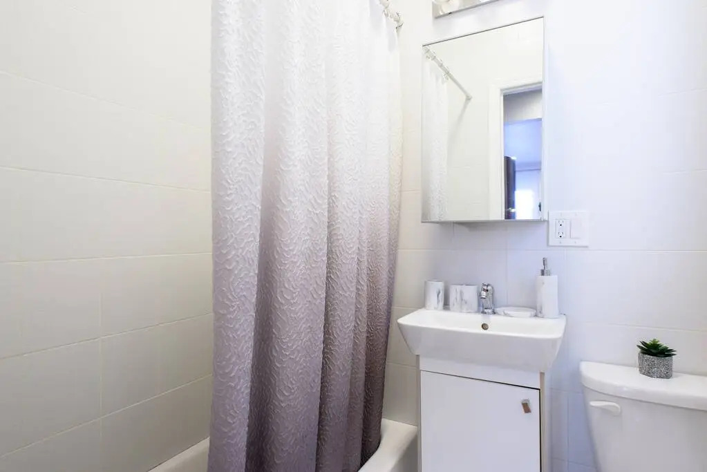 83-3w UES Central Park Newly Furnished XL Studio