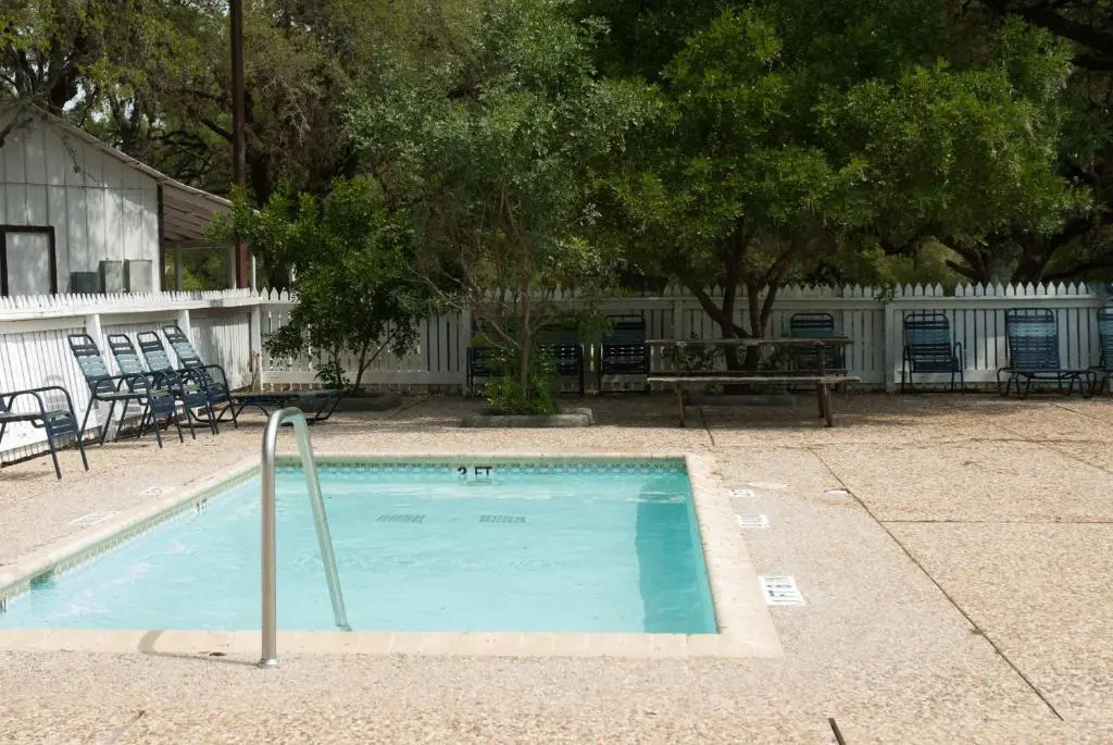Medina Lake Camping Resort Studio Cabin 2
