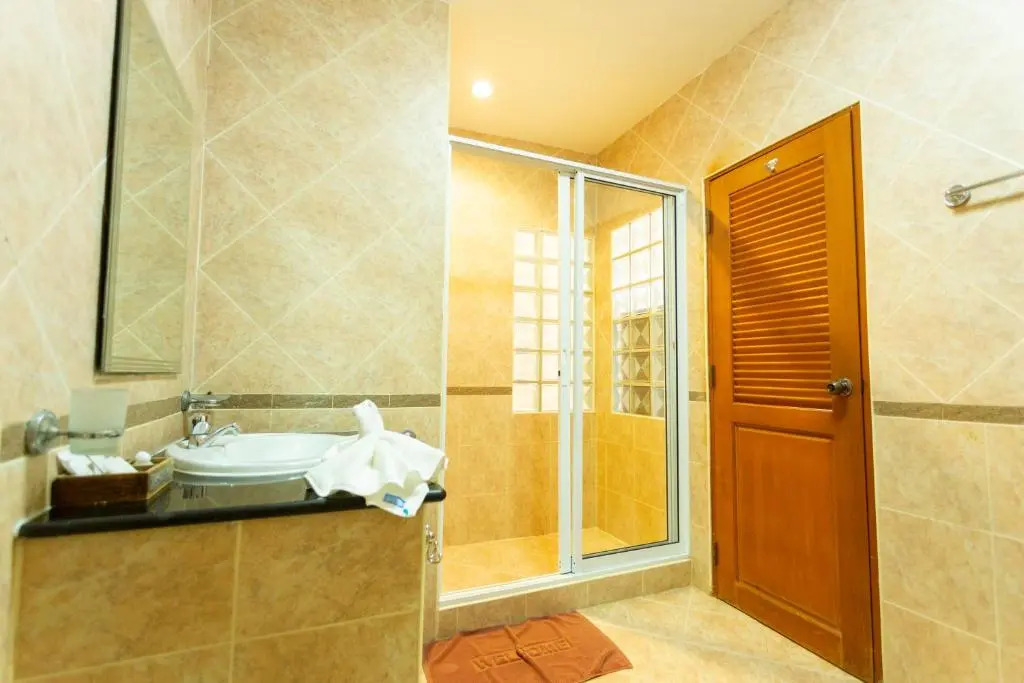 Chang Charlie Inn, Boutique
