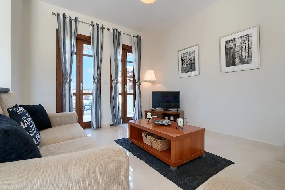 Charming 2 bedroom apartment 'DC11' - with communal pool and resort facilities, Helios Heights village on Aphrodite Hills Resort
