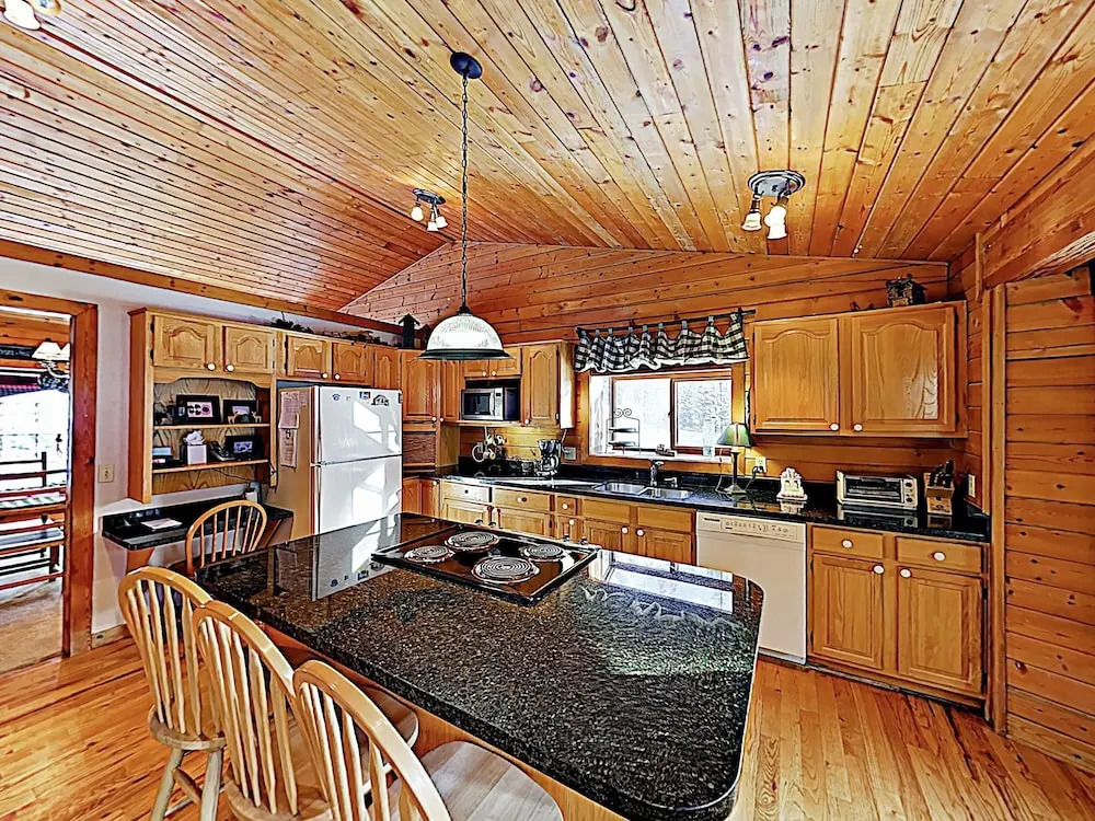 New Listing! Lovely Log Mountain W/ Fireplace 5 Bedroom Home