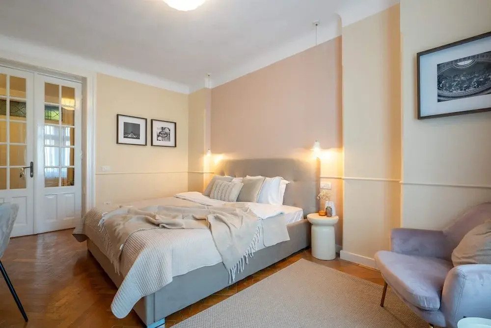 Romanian Athenaeum Flat - Refined 3BR Steps from Calea Victoriei