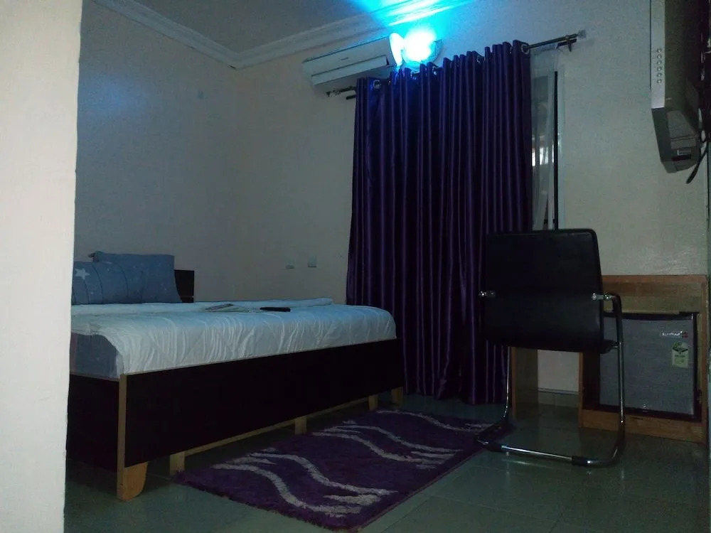 Multifield Hotel & Suites