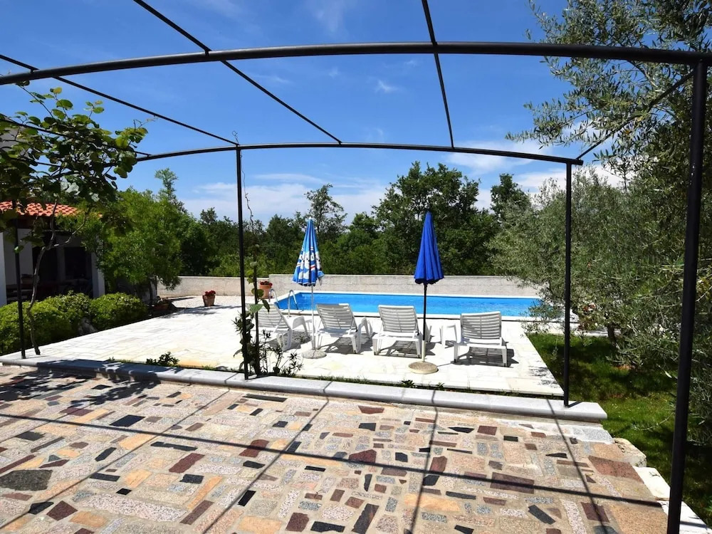 Lovable Apartment, Pool With Deckchairs, Fenced Garden With Grill, Wifi and Airco