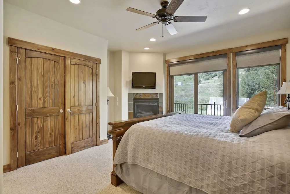 Slopeside Mountain Time Luxury Chalet by Winter Park Escapes