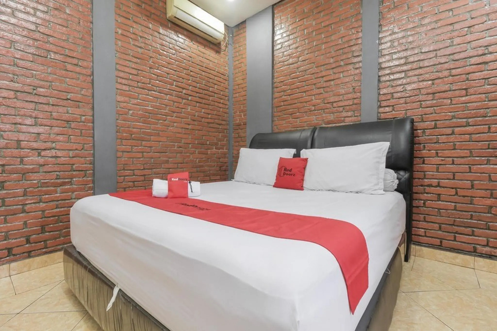 RedDoorz Plus At Ampera Raya