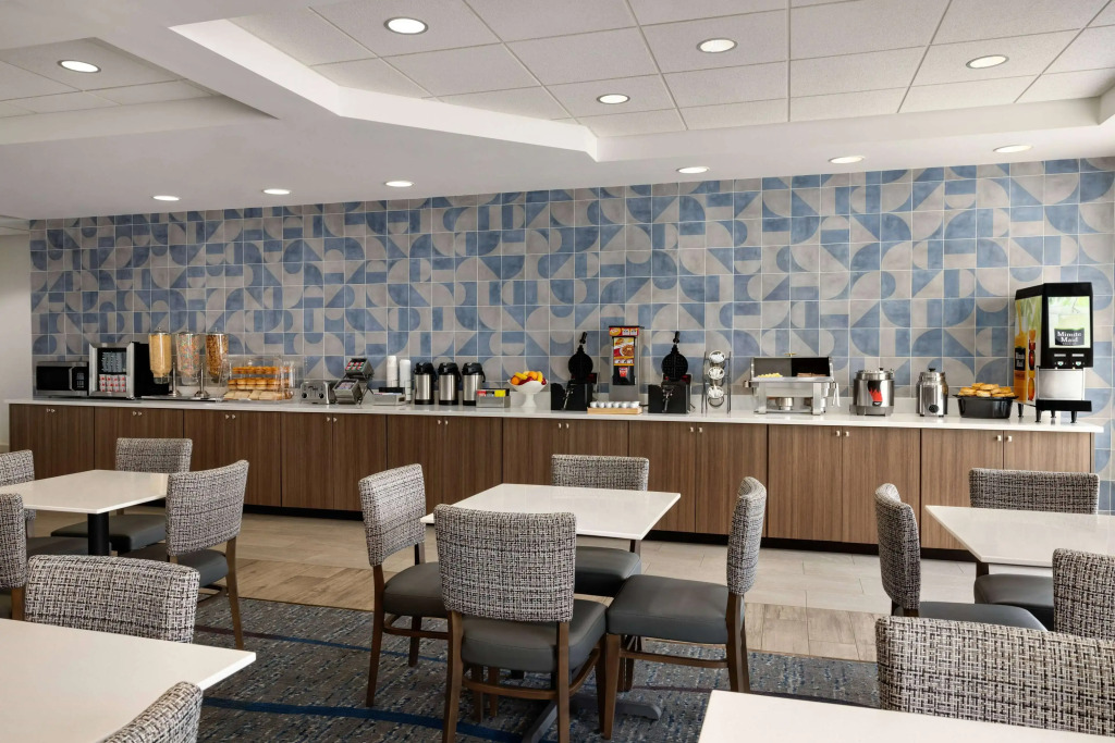La Quinta Inn & Suites by Wyndham Springfield Airport Rte 66