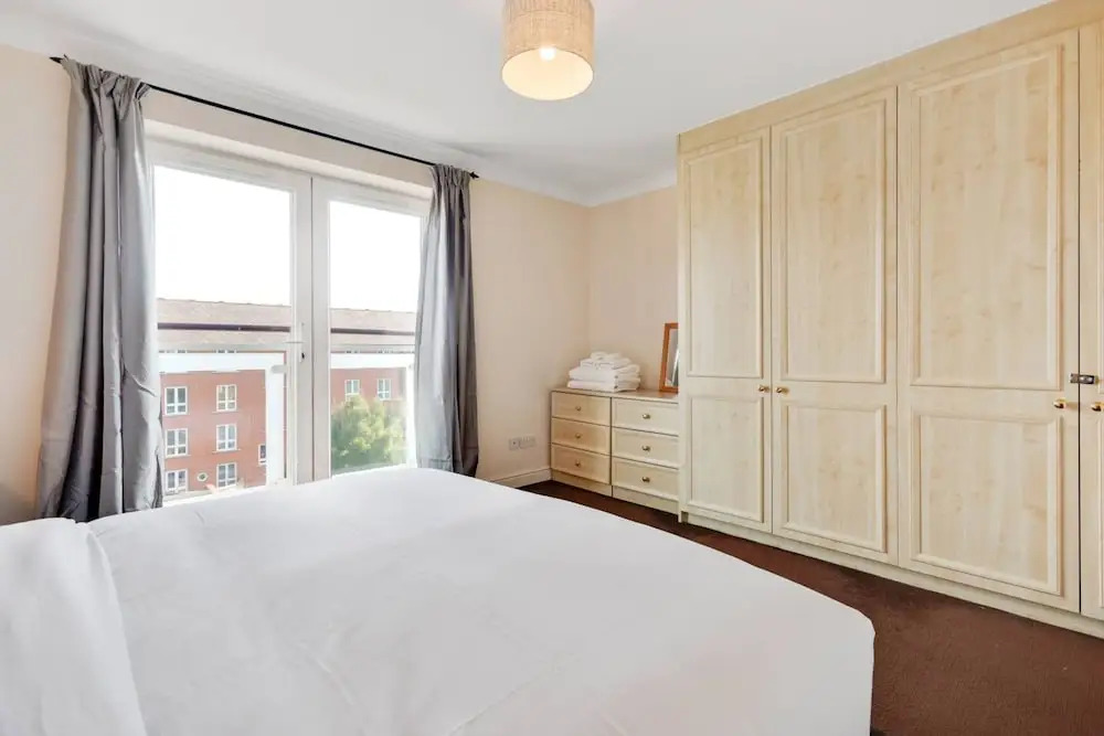 Modern 2bed, 2bath apt 1 Minute to Jubilee Line