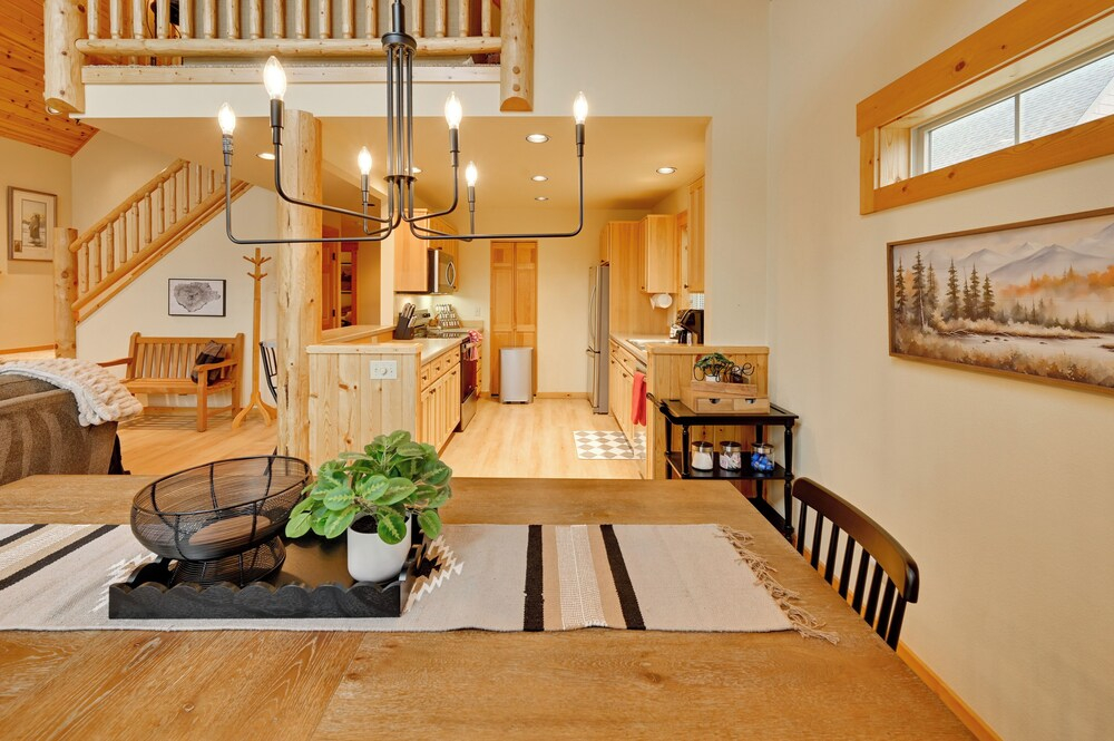 Game Room & 5 Pools: Chalet at Eagle Crest Resort
