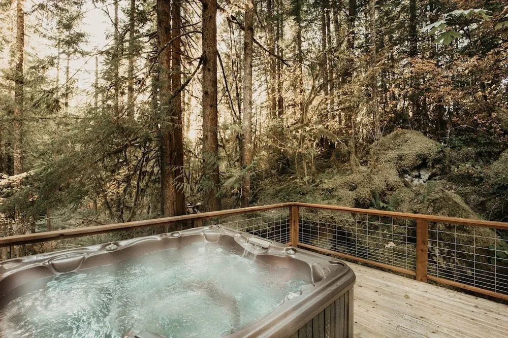 43sl - Hot Tub - Pets Ok - Bbq - Wifi 3 Bedroom Cabin by Redawning