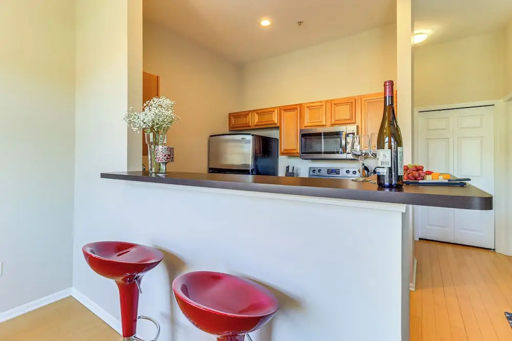 25 Mi to Detroit: Townhome w/ Smart TV!