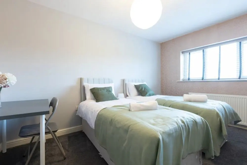 Grand 5BR Retreat in Beeston Sleeps 12