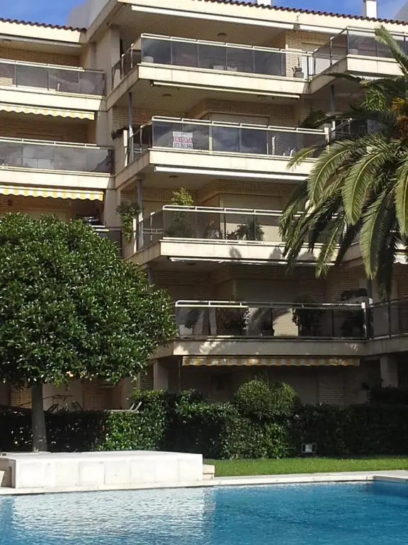 50 m de la plage! Proche du centre ville! Piscine! Vue sur mer et montagnes! Wifi! 2 vélos à disposition!