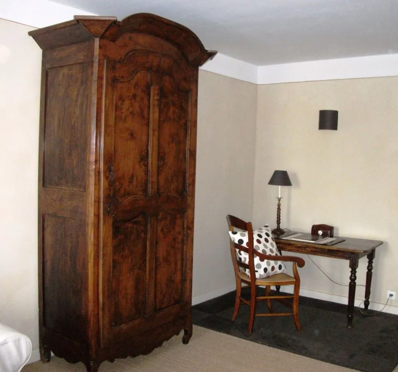 MAISON DE MARQUAY-MAISON DHOTES