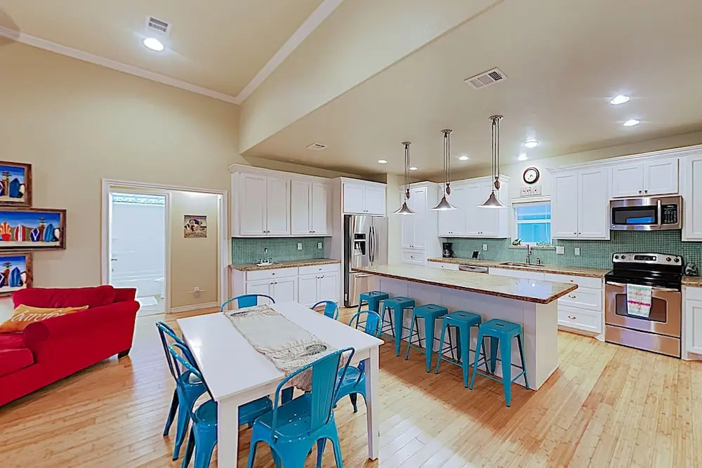 Spacious Gulf-side - Steps To Beach 4 Bedroom Home