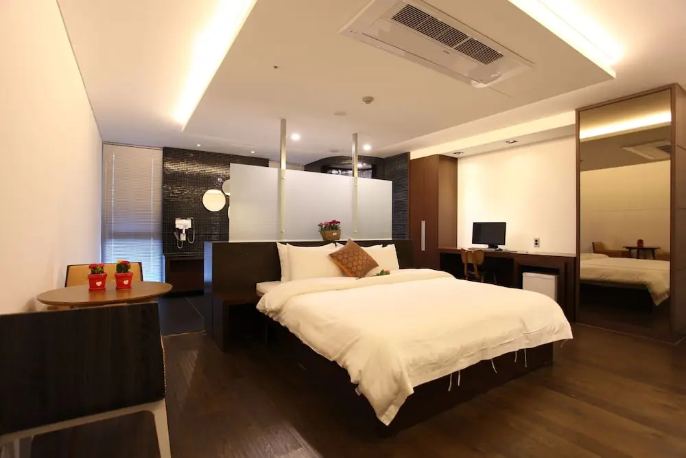 R Lee Suite Ganseok