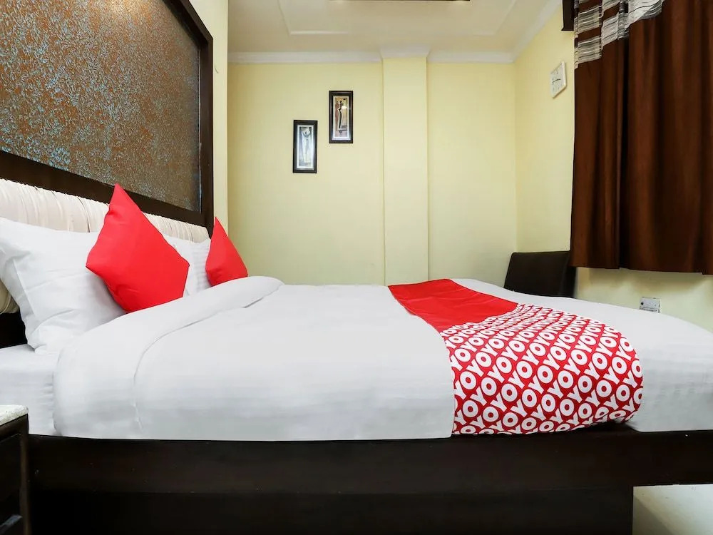 OYO 26216 Hotel Maanvi