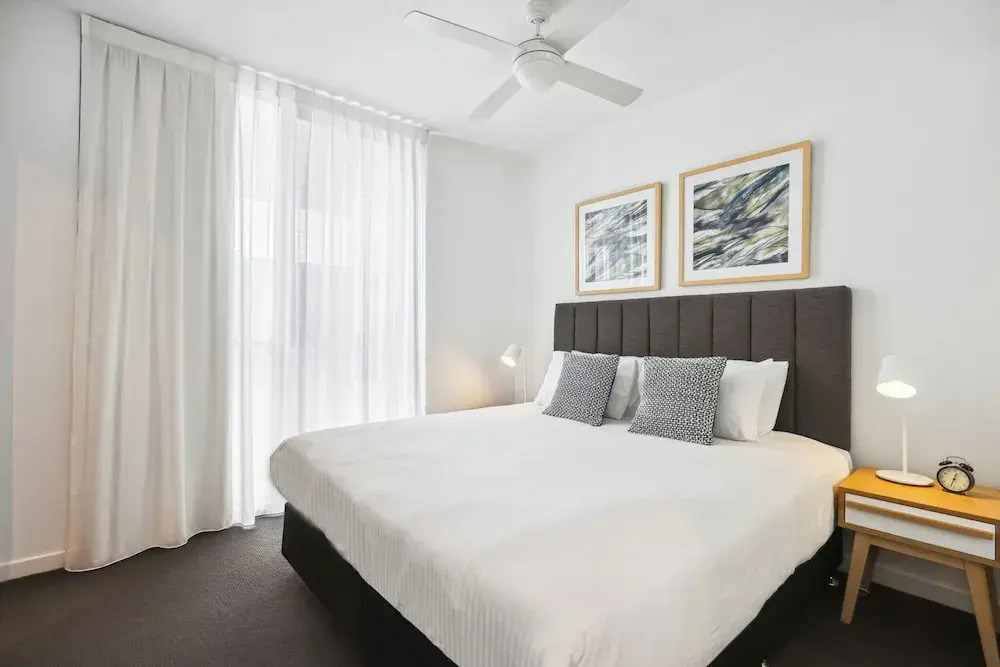 Chic 2-bed With Rooftop Pool Overlooking the City