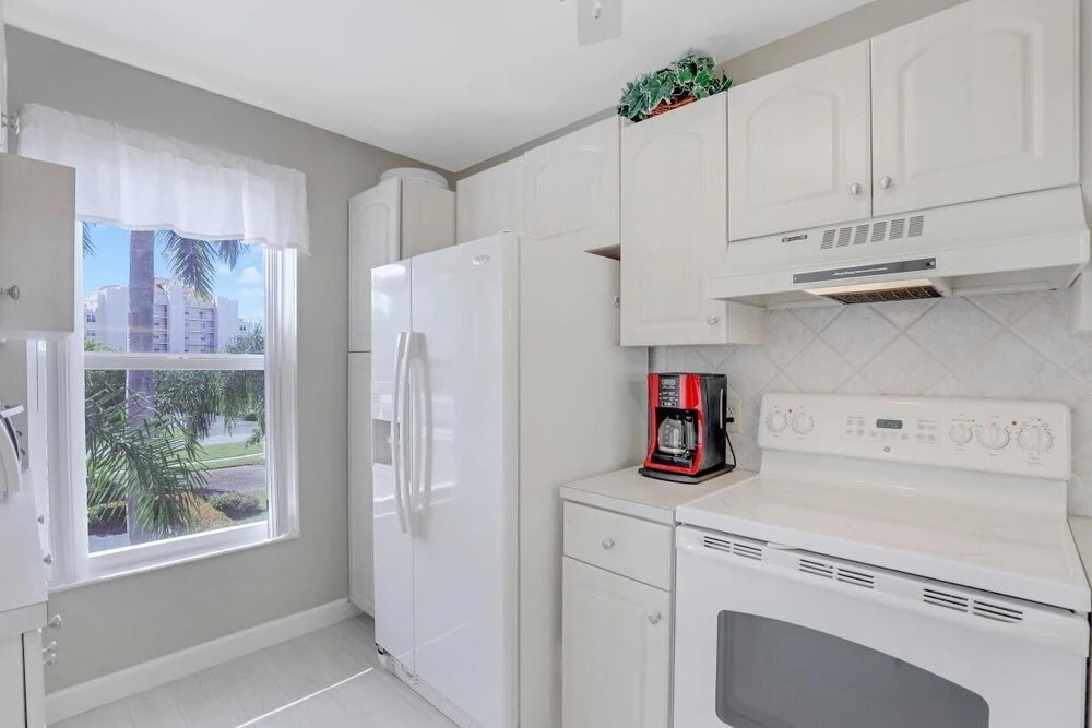 Bright Condo in Community With Pool/steps to Beach