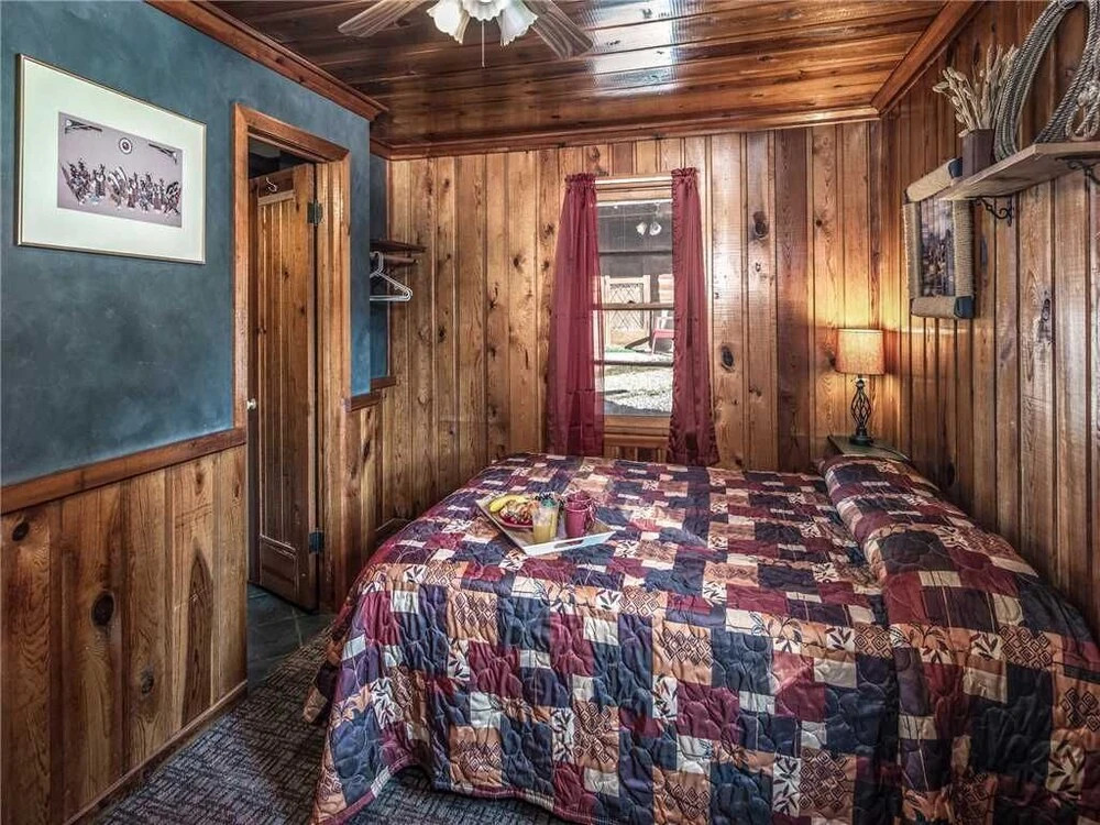 Apache Village 1, Queen Bed, Midtown, Pet Friendly, Sleeps 2
