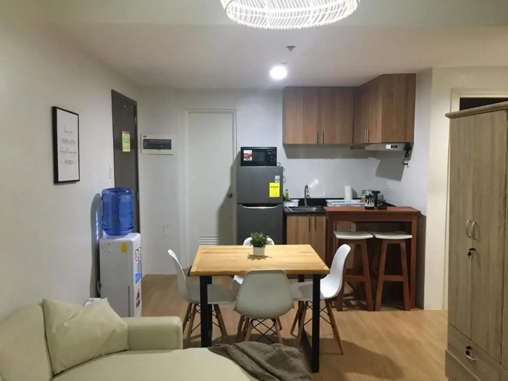 Lovely 2- BR Condo (Fully Air-conditioned w/ Wifi)