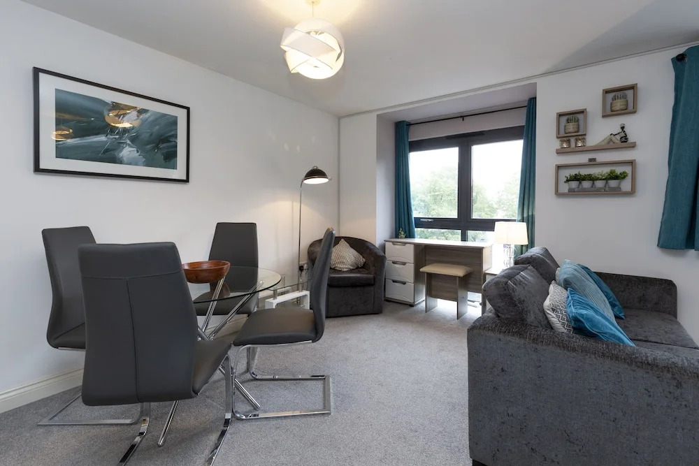 Higher Living - Southampton City Penthouse