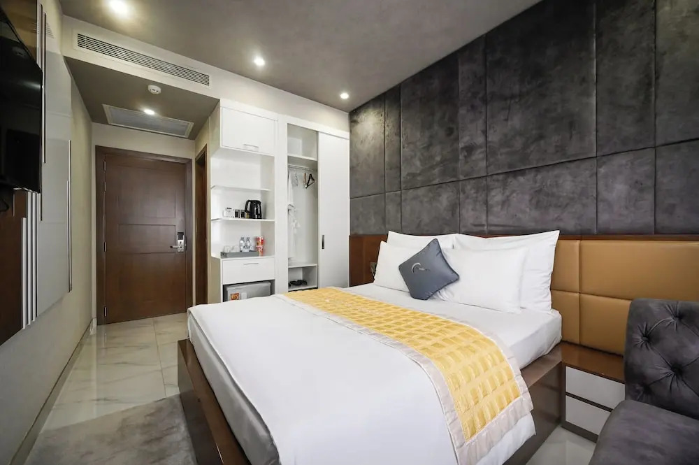 The Moon 1 Hotel