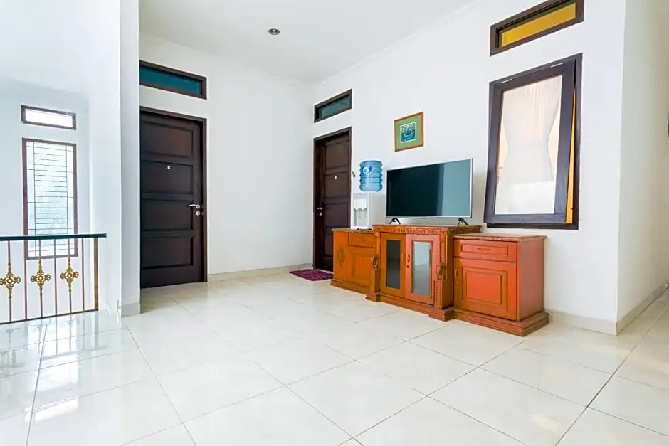 OYO Life 3451 Kost Shavero